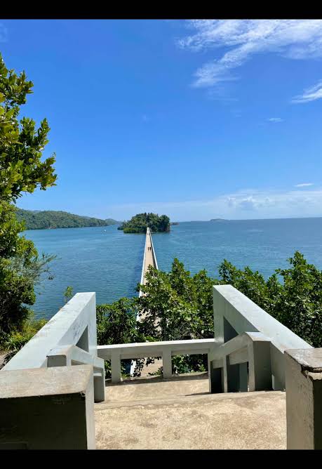Mirador con escaleras frente al puente y la bahía de Samaná
