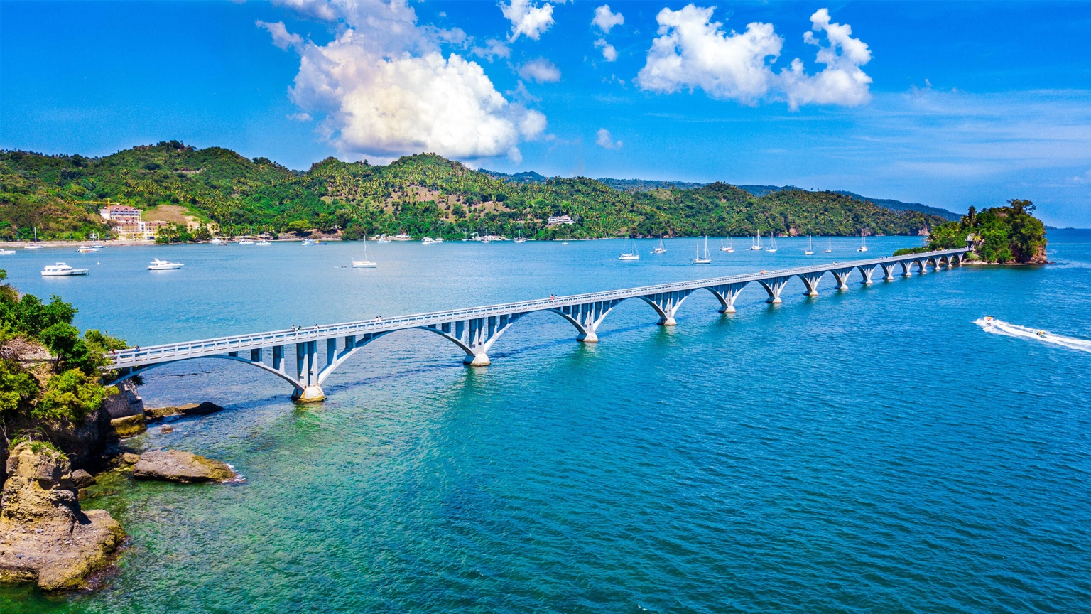 Puente de Samaná sobre la bahía azul