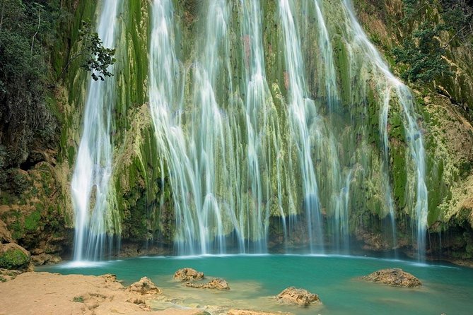Cascada El Limón rodeada de vegetación tropical