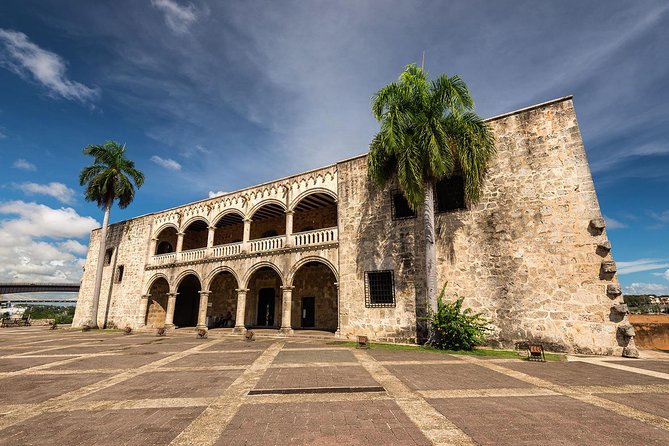 Alcázar de Colón bajo el cielo azul