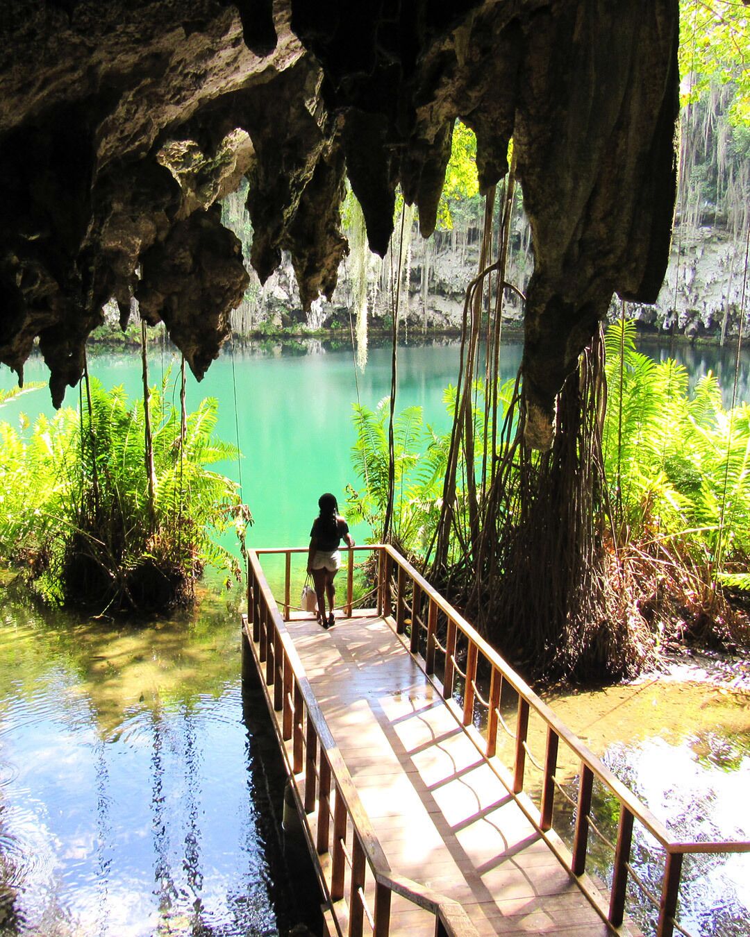 Pasarela entre cuevas y aguas cristalinas de Los Tres Ojos