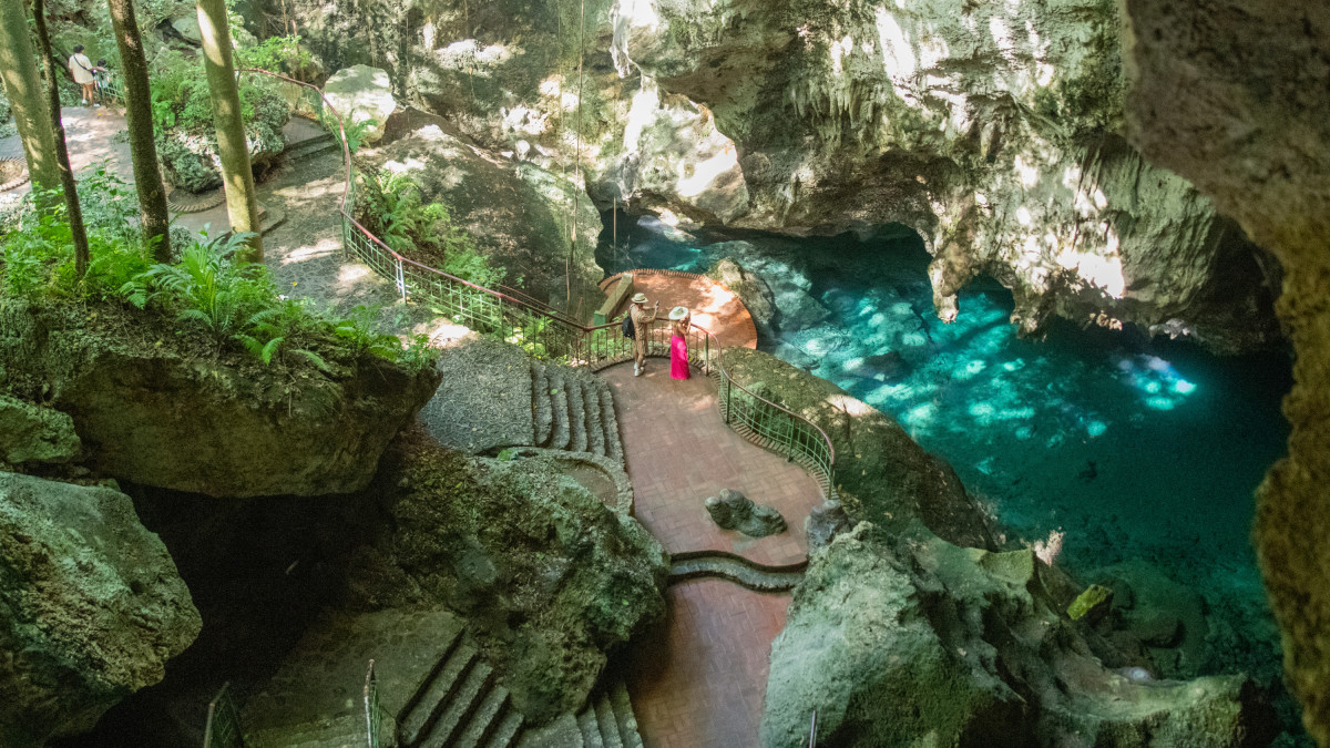 Agua azul turquesa dentro del parque Los Tres Ojos