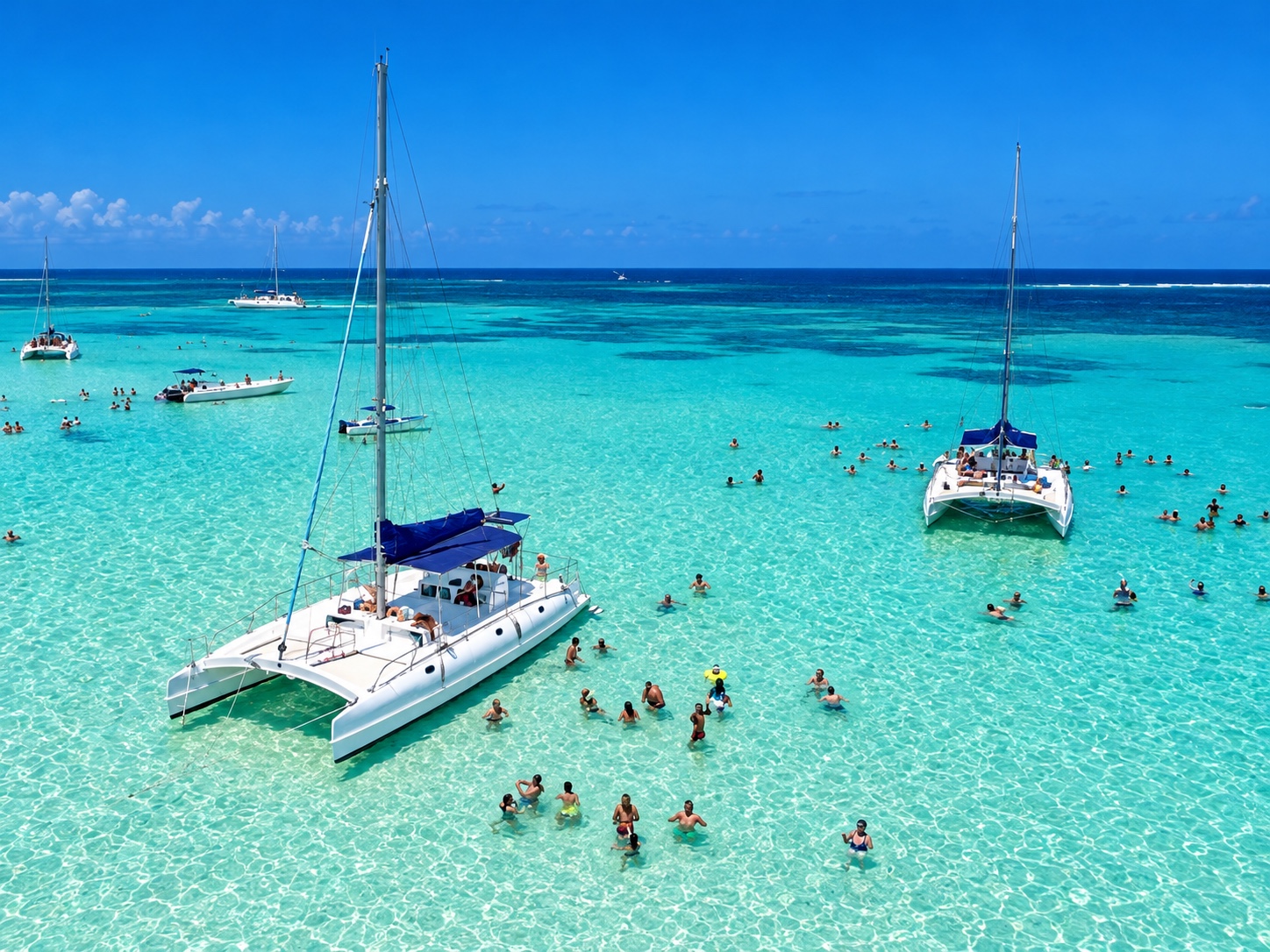 Vista aérea de catamaranes y visitantes en el mar turquesa de Isla Saona