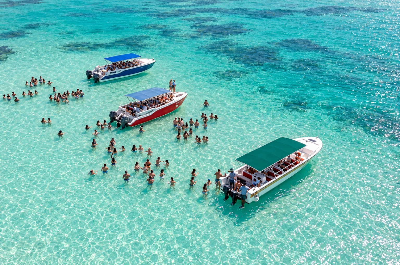 Lanchas y catamaranes en el mar claro del Caribe