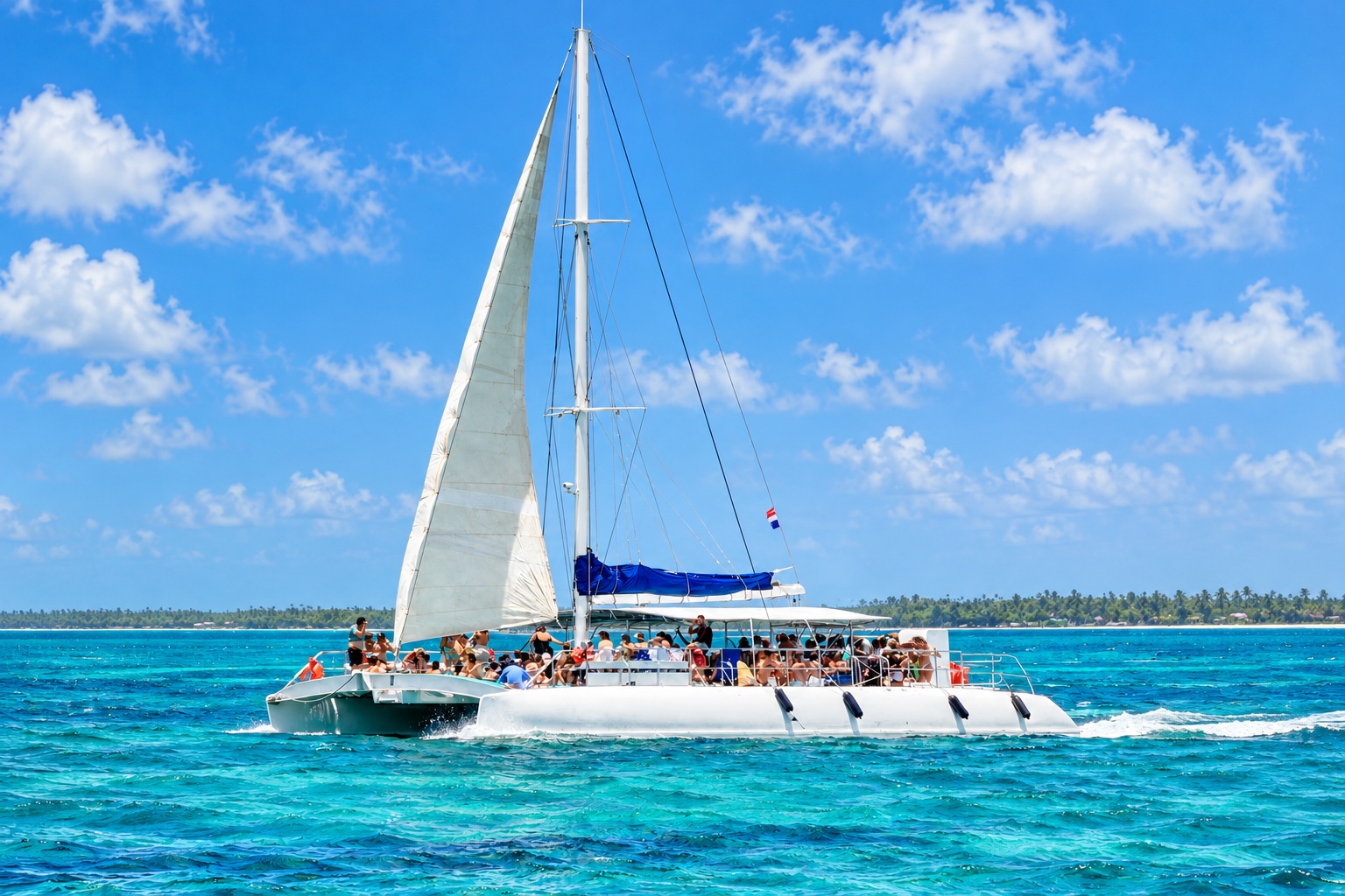 Catamarán de excursión frente a la costa de Isla Saona